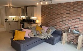 Modern Flat, Few Mins Walk From All Attractions.